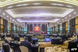 Para menteri luar negeri dari negara-negara Perhimpunan Bangsa-Bangsa Asia Tenggara (ASEAN) menghadiri Pertemuan Menteri Luar Negeri Khusus ASEAN (SAFMM) di gedung sekretariat jenderal ASEAN, di Jakarta, 27 Oktober 2022. (Handout / KEMENTERIAN LUAR NEGERI INDONESIA / AFP)