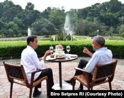 Jokowi tampak menunjukkan kepada Obama pemandangan Kebun Raya Bogor yang terhampar di hadapannya (Photo Courtessy: Biro Setpres RI)