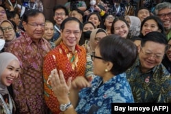 Menteri Luar Negeri Retno Marsudi dan sejumlah menlu ASEAN berfoto bersama wartawan di Jakarta pada 4 Februari 2023. (Foto: AFP/Bay Ismoyo)