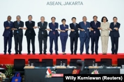 Menteri Luar Negeri ASEAN berfoto bersama dalam pertemuan Dewan Koordinasi ASEAN (ACC) ke-32 di Sekretariat ASEAN di Jakarta, 3 Februari 2023. (Foto: REUTERS/Willy Kurniawan)