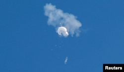 Balon mata-mata China melayang ke laut setelah ditembak jatuh di lepas pantai di Pantai Surfside, Carolina Selatan, AS, 4 Februari 2023. (Foto: REUTERS/Randall Hill)
