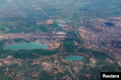 Pemandangan dari udara bekas tambang di Kalimantan Timur, 18 November 2015. (Foto: Antara via Reuters)