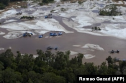 Foto udara yang diambil pada tanggal 7 Juni 2012 di Kalimantan Tengah ini menunjukkan operasi penambangan emas ilegal di sebuah sungai di mana penggunaan merkuri oleh penambang mencemari sungai dan tanah yang menyebabkan kerusakan lingkungan. (Foto: AFP)