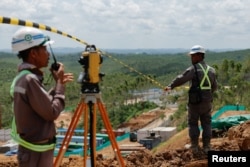 Para pekerja terlihat di lokasi pembangunan kawasan pusat pemerintahan di Ibu Kota Nusantara (IKN), di Sepaku, provinsi Kalimantan Timur, Indonesia, 8 Maret 2023. (REUTERS/Willy Kurniawan)