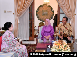 Presiden Joko Widodo bersama Ibu Iriana Joko Widodo melakukan silaturahmi ke kediaman Presiden ke-5 RI, Megawati Soekarnoputri, di Jakarta, pada Kamis, 27 April 2023. (Foto: Courtesy/BPMI Setpres/Rusman)