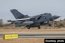 Pesawat AU Inggris Tornado GR4 membawa dua rudal jarak jauh "Storm Shadow" di bawah badan pesawat (foto: dok.: Wikipedia).