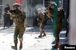 Pasukan Israel menembakkan peluru karet ke arah warga Palestina selama bentrokan pasca kematian tahanan Palestina Khader Adnan, di kota Hebron, wilayah Tepi Barat yang diduduki Israel (2/5). (Reuters)