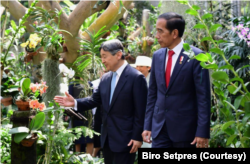 Presiden Jokowi menunjukkan koleksi bunga anggrek di Kebun Raya Bogor kepada Kaisar Naruhito.(Foto: Courtesy/Biro Setpres)