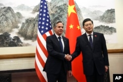 Menteri Luar Negeri AS Antony Blinken, kiri, berjabat tangan dengan Menteri Luar Negeri China Qin Gang, kanan, di Diaoyutai State Guesthouse di Beijing, China, Minggu, 18 Juni 2023. (Foto: via AP)