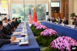 Menteri Luar Negeri AS Antony Blinken, kedua kanan, bertemu dengan Menteri Luar Negeri China Qin Gang, kelima dari kiri, di Diaoyutai State Guesthouse di Beijing, China, Minggu, 18 Juni 2023. (Foto: via AP)