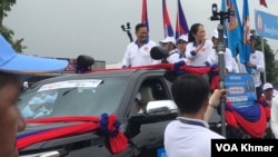 Hun Manet dan istrinya memimpin pawai kampanye pemilihan partai yang berkuasa di Phnom Penh, 21 Juli 2023. (Hul Reaksmey/VOA Khmer)