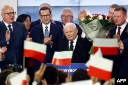 Wakil PM Polandia dan Pemimpin Partai Hukum dan Keadilan (PiS), Jaroslaw Kaczynski (tengah) dan Perdana Menteri Polandia Mateusz Morawiecki (nomor tiga dari kiri) dari partai Hukum dan Keadilan di markas besar PiS di Warsawa, Polandia 15 Oktober 2023. (Wojtek Radwanski/AFP)