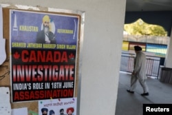 FILE: Sebuah poster imbauan penyelidikan atas peran India dalam pembunuhan pemimpin Sikh Hardeep Singh Nijjar terlihat di kuil Guru Nanak Sikh Gurdwara, di Surrey, British Columbia, Kanada, 20 September 2023. (REUTERS/Chris Helgren)
