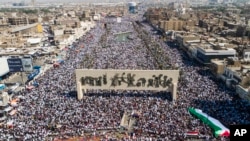 Warga Irak berunjuk rasa di Bagdad, Jumat, 13 Oktober 2023, untuk mendukung warga Palestina di Jalur Gaza. (Foto AP/Anmar Khalil)
