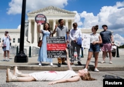 Para aktivis hak-hak aborsi berunjuk rasa di depan Mahkamah Agung pada peringatan satu tahun keputusan pengadilan dalam kasus Dobbs v Women's Health Organization, yang membatalkan keputusan aborsi Roe v Wade, di Washington, AS, 24 Juni 2023. (REUTERS/Elizabeth Frantz)