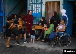Sebagian warga Palestina yang meninggalkan rumah mereka di tengah serangan Israel, berlindung di sekolah yang dikelola PBB, di Kota Gaza, 8 Oktober 2023. (REUTERS/Mohammed Salem)