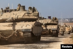 Tank-tank dan kendaraan militer Israel mengambil posisi di dekat perbatasan Israel dengan Jalur Gaza, di Israel selatan, 13 Oktober 2023.
