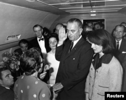 Pengambilan sumpah kepresidenan penjabat Presiden A.S. Lyndon Baines Johnson (tengah) di atas pesawat Air Force One di Love Field di Dallas Texas, 22 November 1963. (REUTERS/Cecil Stoughton/Gedung Putih/Perpustakaan Kepresidenan John F. Kennedy)