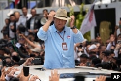 Calon presiden Prabowo Subianto usai mendaftarkan pencalonannya bersama pasangannya Gibran Rakabuming Raka (tidak tampak) untuk kontestasi Pilpres 2024, di gedung Komisi Pemilihan Umum (KPU) di Jakarta, 25 Oktober 2023.