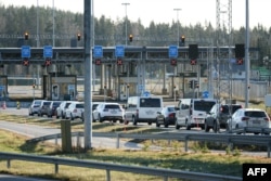 Mobil antre melewati stasiun penyeberangan perbatasan Nuijamaa, di Lappeenranta, tenggara Finlandia, 17 November 2023 menuju Rusia. (Alessandro RAMPAZZO / AFP)