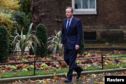 Mantan pemimpin Inggris, David Cameron secara sensasional kembali menjadi bagian dari pemerintahan Inggris sebagai menteri luar negeri, Senin (13/11). (REUTERS/Suzanne Plunkett)
