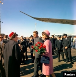 Mantan Presiden AS John F. Kennedy dan ibu negara Jacqueline Kennedy tiba di Love Field, Dallas, Texas, sebelum tertembak, dalam gambar selebaran tanggal 22 November 1963. (REUTERS/Cecil Stoughton/Gedung Putih/Perpustakaan Kepresidenan John F. Kennedy)