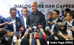 FILE - Calon presiden nomor urut tiga, Ganjar Pranowo menjawab pertanyaan dari wartawan di Gedung Persatuan Wartawan Indonesia (PWI) pada Kamis (30/11) di Jakarta. (VOA/Indra Yoga)