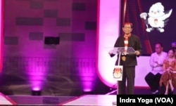 Calon wakil presiden Mahfud MD menyampaikan visi dan misinya dalam Debat Kedua Cawapres 2024 yang diadakan oleh Komisi Pemilihan Umum RI (KPU RI) pada Jumat (22/12) di Jakarta. (VOA/Indra Yoga)