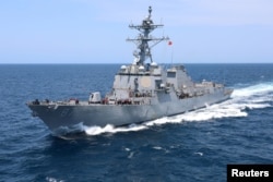 Kapal perusak berpeluru kendali Angkatan Laut AS USS Mason berhenti di samping kapal pengisian armada di Samudra Atlantik, 17 Juli 2021. (Angkatan Laut AS/Bill Mesta/Handout via REUTERS)