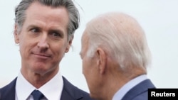 Presiden Joe Biden disambut oleh Gubernur California Gavin Newsom saat tiba di San Francisco untuk menghadiri KTT APEC pada 14 November 2023. (Foto: Reuters/Kevin Lamarque)