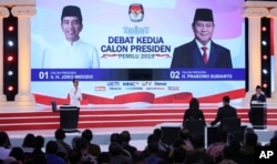 Acara debat kedua antara Capres 01 Joko Widodo (kiri) dan Capres 02 Prabowo Subianto di Jakarta, pada 17 Februari 2019. (Foto: AFP)