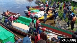 Para pekerja mengantarkan kotak suara dengan perahu ke desa-desa terpencil di Mappi, Provinsi Papua pada 2019. (Foto: Courtesy/Komisi Pemilihan Umum/AFP)