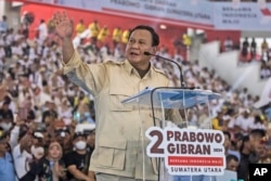 Calon presiden Prabowo Subianto menyampaikan pidato saat kampanye di Medan, Sumatra Utara, 13 Januari 2024. (Foto: AP)