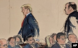 Dalam sketsa gambar di ruang sidang ini, Donald Trump, kiri, diikuti oleh penasihat hukumnya Boris Epshteyn saat berjalan keluar dari ruang sidang federal di New York, 26 Januari 2024.