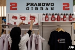 Barang-barang yang dipajang di toko resmi calon presiden Prabowo Subianto dan calon wakil presiden Gibran Rakabuming Raka dengan nomor punggung dua di sebuah pusat perbelanjaan di Jakarta pada 22 Januari 2024. (Foto: Yasuyoshi CHIBA/AFP)