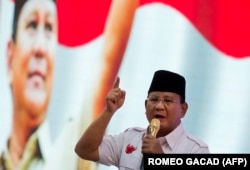 Kandidat presiden Prabowo Subianto dari Gerindra menyampaikan tanggapannya pada debat presiden ketiga yang membahas masalah kebijakan luar negeri dan pertahanan nasional di Jakarta pada 22 Juni 2014. (Foto: AFP/ROMEO GACAD)