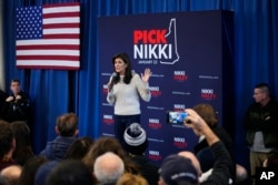 Kandidat presiden dari Partai Republik, mantan Duta Besar PBB Nikki Haley berbicara dalam acara kampanye di Derry, New Hampshire, 21 Januari 2024. (Foto: AP)