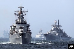 Kapal perusak berpeluru kendali Harbin (112) China, kiri, dan kapal perusak kelas Type-956EM DDG-139 Ningbo Sovremenny, kanan. (Foto: AP)