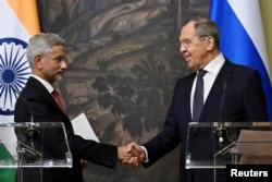 Menteri Luar Negeri Rusia Sergei Lavrov berjabat tangan dengan Menteri Luar Negeri India Subrahmanyam Jaishankar saat konferensi pers bersama usai pembicaraan mereka di Moskow, Rusia, 27 Desember 2023. (Foto: via Reuters)