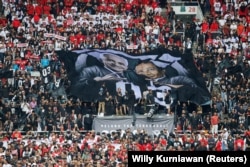 Pendukung mengibarkan spanduk raksasa bergambar calon presiden dari PDI-P Ganjar Pranowo dan pasangannya Mahfud MD, di Stadion Gelora Bung Karno Jakarta, 3 Februari 2024.(Foto: REUTERS/Willy Kurniawan)