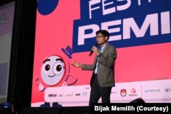 Komisioner KPU August Melast memberikan sambutan dalam pembukaan Festival Pemilu. (Foto: Courtesy/Bijak Memilih)