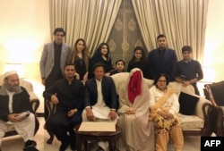 Imran Khan (tengah) berpose untuk foto bersama istri barunya Bushra Wattoo (kedua kanan) bersama kerabatnya saat upacara pernikahan di Lahore. (Foto: AFP)